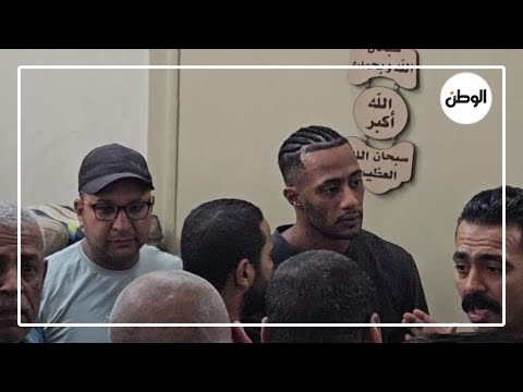 مش قادر يقف لحظة وصول محمد رمضان إلى المقابر لوداع والده