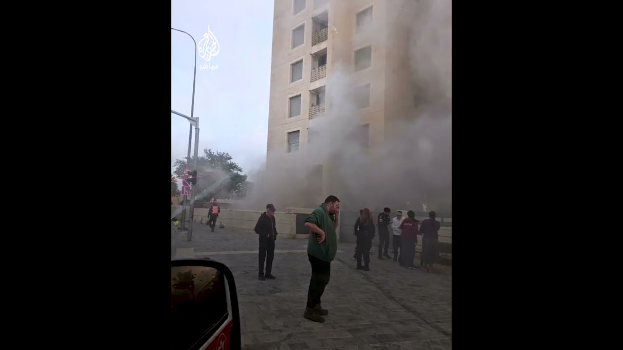 حريق يلتهم شقة في مبنى مكون من 11 طابقًا بالقدس يؤدي إلى إصابة شخصين بجروح طفيفة