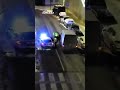 Opilý řidič dodávky naboural lampu a zhasl celou ulici. Pak ujížděl strážníkům