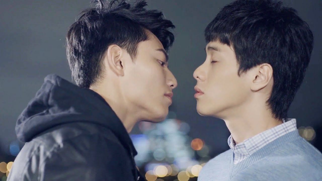 小受和學長半夜喝酒，怎料學長醉酒後竟獸性大發，竟在陽臺上就要撲倒他！