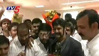 Hero Balakrishna Gets Rousing Welcome From NRIs In San Jose Airport | USA | TV5 News