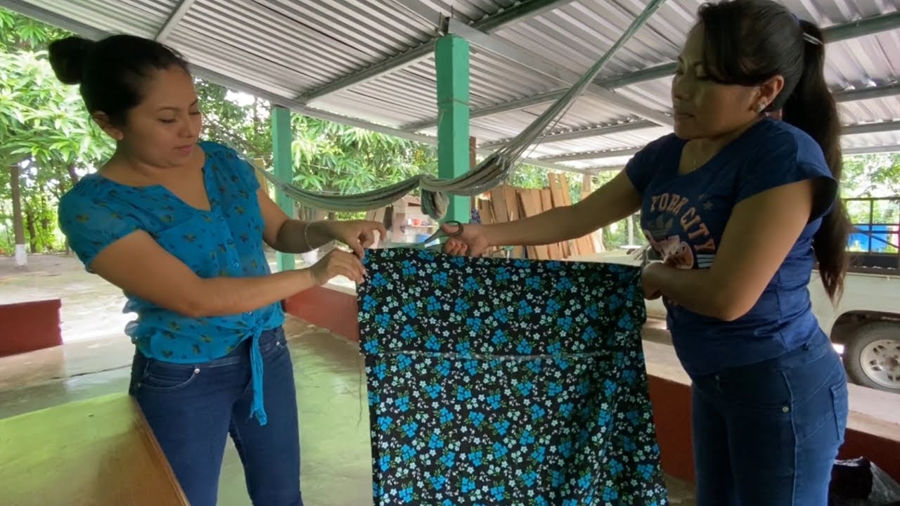 Cociendo nuestras blusas típicas al estilo Quichelense/Guatemala Sin Fronteras