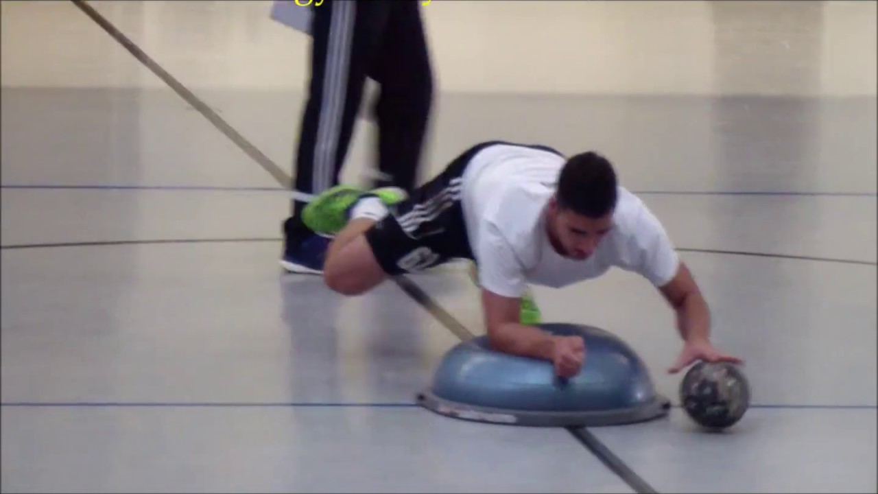 Labdaügyesség fejlesztése BOSU segítségével.