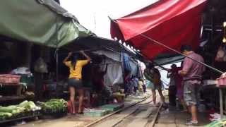 タイのメークロン市場/Maeklong Train Market