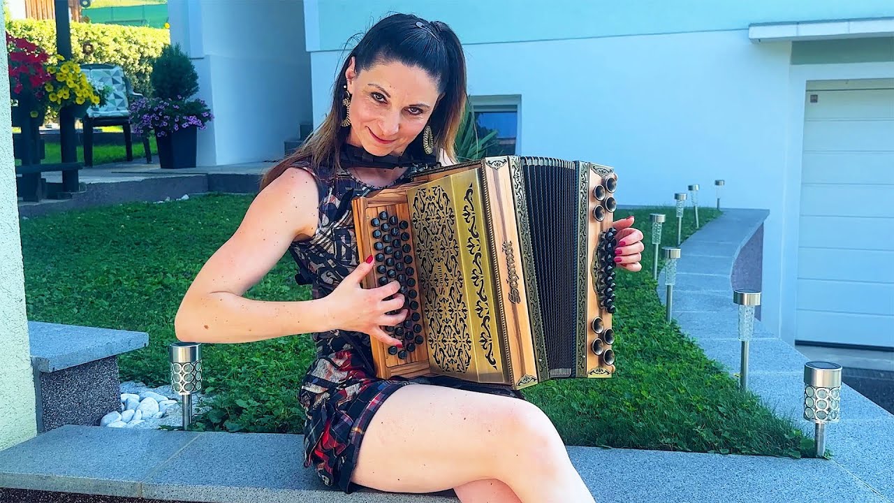 Claudia Hinker spielt die 