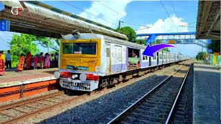 How People Travel In Indian Railway Local EMU Trains, You Won't Believe It Until You See This Video screenshot 5