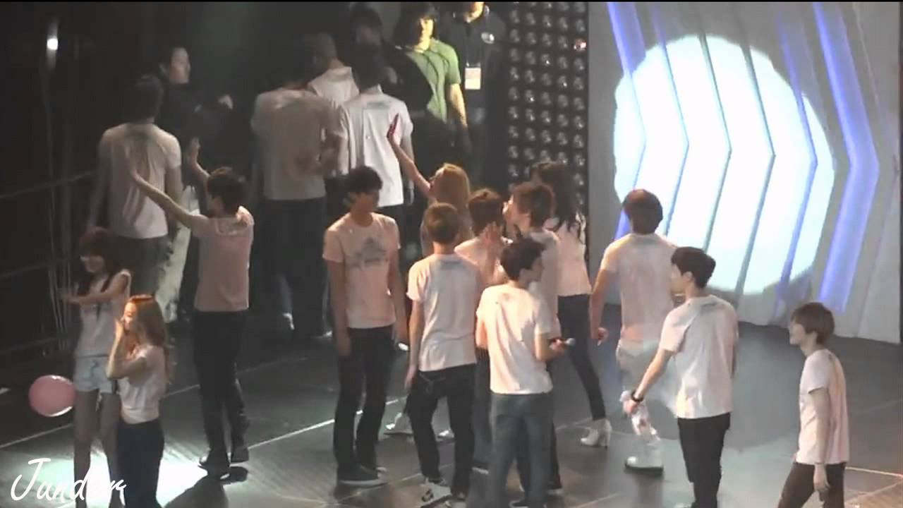 SeoHyun & MinHo Moment - 120520 SM Town in LA