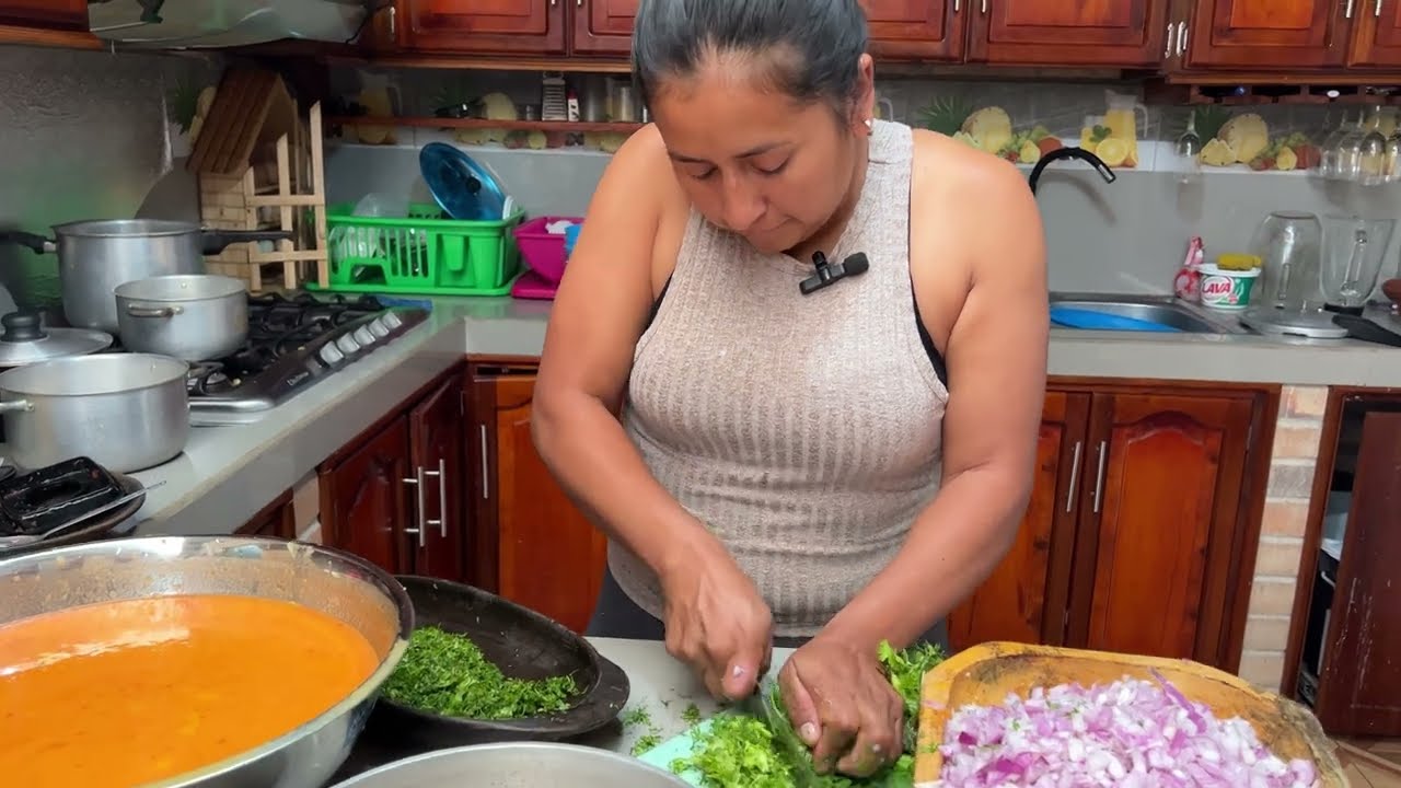 Preparando un rico ají al  estilo de Doña Viky