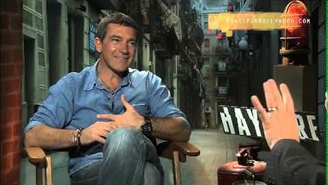 Antonio Banderas Exclusive Interview by Monsieur Hollywood Haywire Piégée