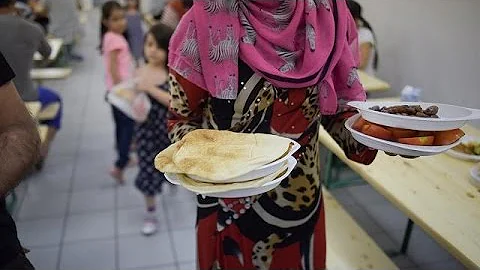 Algerian charity feeding 100s daily at Ramadan feast