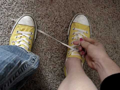 One handed shoe tying - YouTube
