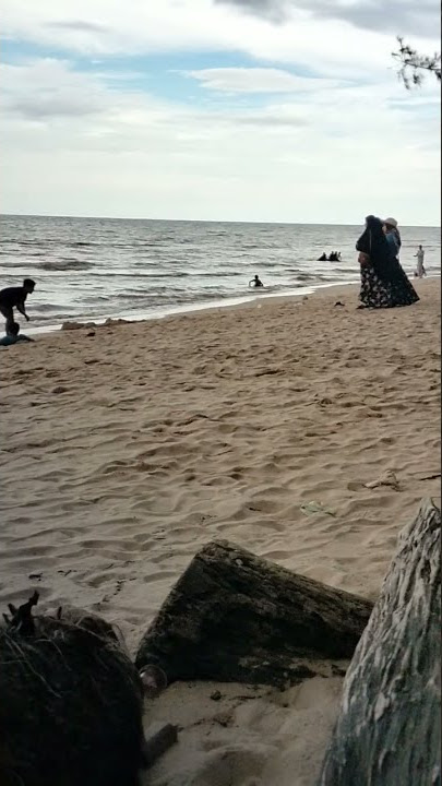 hari Minggu di pantai ujung Pandaran ramai jg