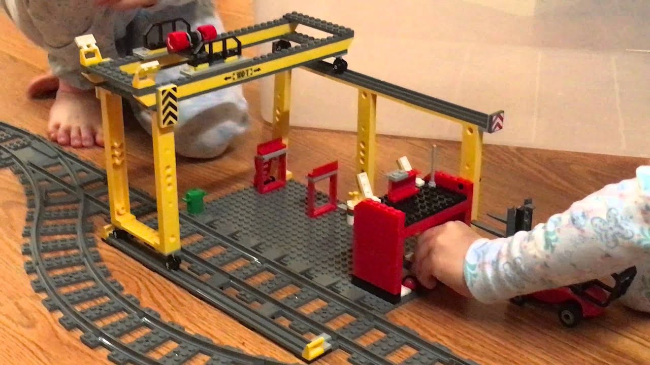 Lego City 60052 Cargo train. Лего Сити паровозик. Дети собирают железную дорогу Lego.