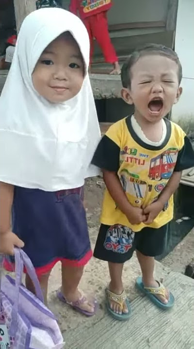 Video lucu Bocah kecebur comberan 🤣