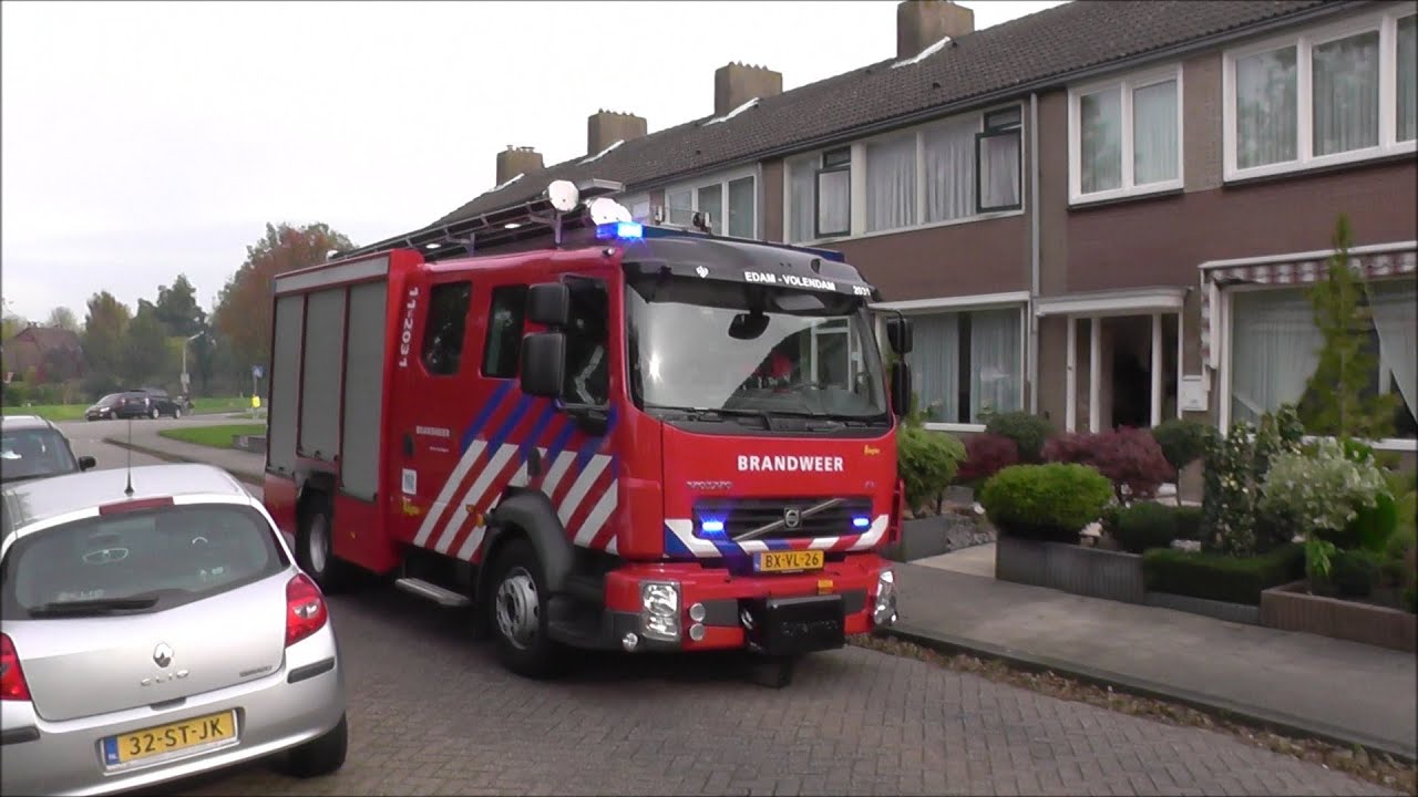 Prio 1 Schuurbrand in Volendam, brandweer komt ter plaatse en blust brand