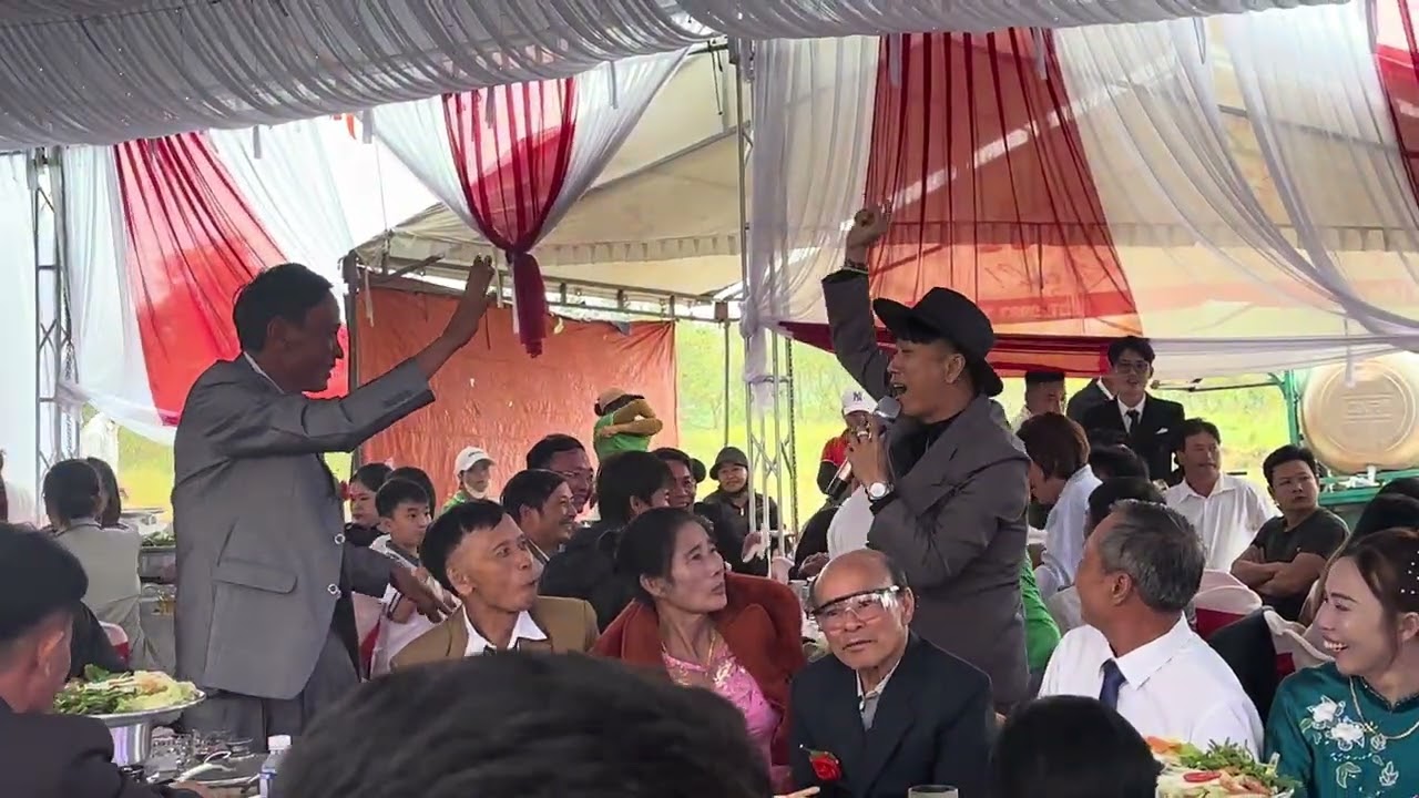 Yêu Thì Phải Chịu Thánh Lạc Trôi góp vui đám cưới với bài hát mới cưng xỉu