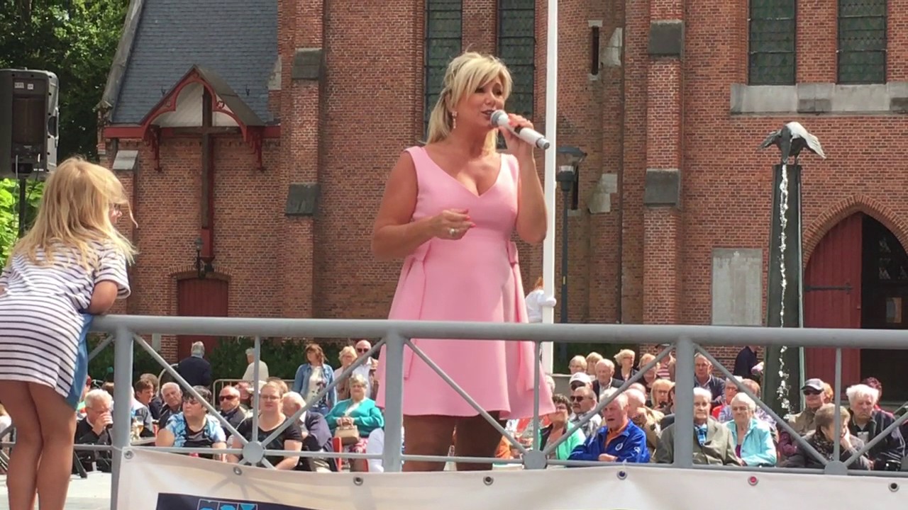 25 07 2017   Lindsay lokt zee van volk naar 2de Dolle Dinsdag in Koekelare 1