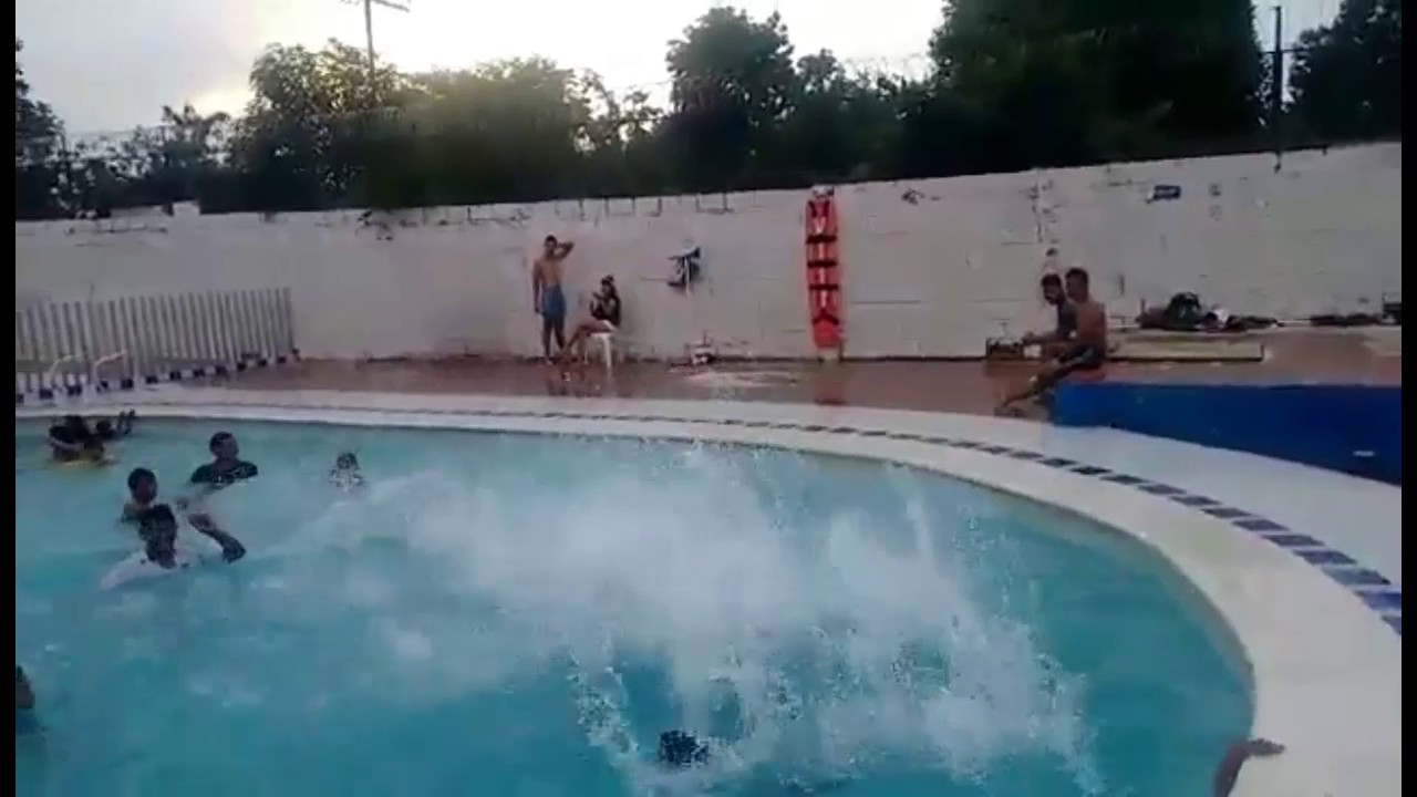 saltos en piscina - YouTube