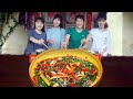 Yi Tiantian and her friends eat refreshing pickles 甜甜和小伙伴们吃秘制爽口腌黄瓜