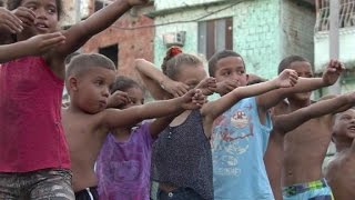 Niños de favela de Rio descubren el tiro al arco screenshot 5