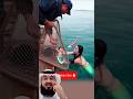 مشهد غريب يجمع بين صياد ومخلوق لا يصدق في عرض البحر ترند إكسبلور فيديو قصير  