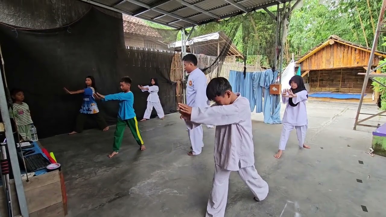 Latihan silat di Saung Karya 