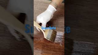 Así se aplica barniz con brocha