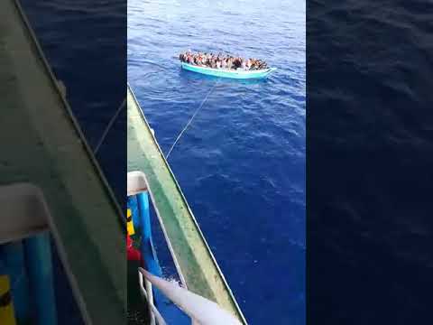Un navire tunisien, le "Sarost 5", porte secours à des migrants au large de la Tunisie