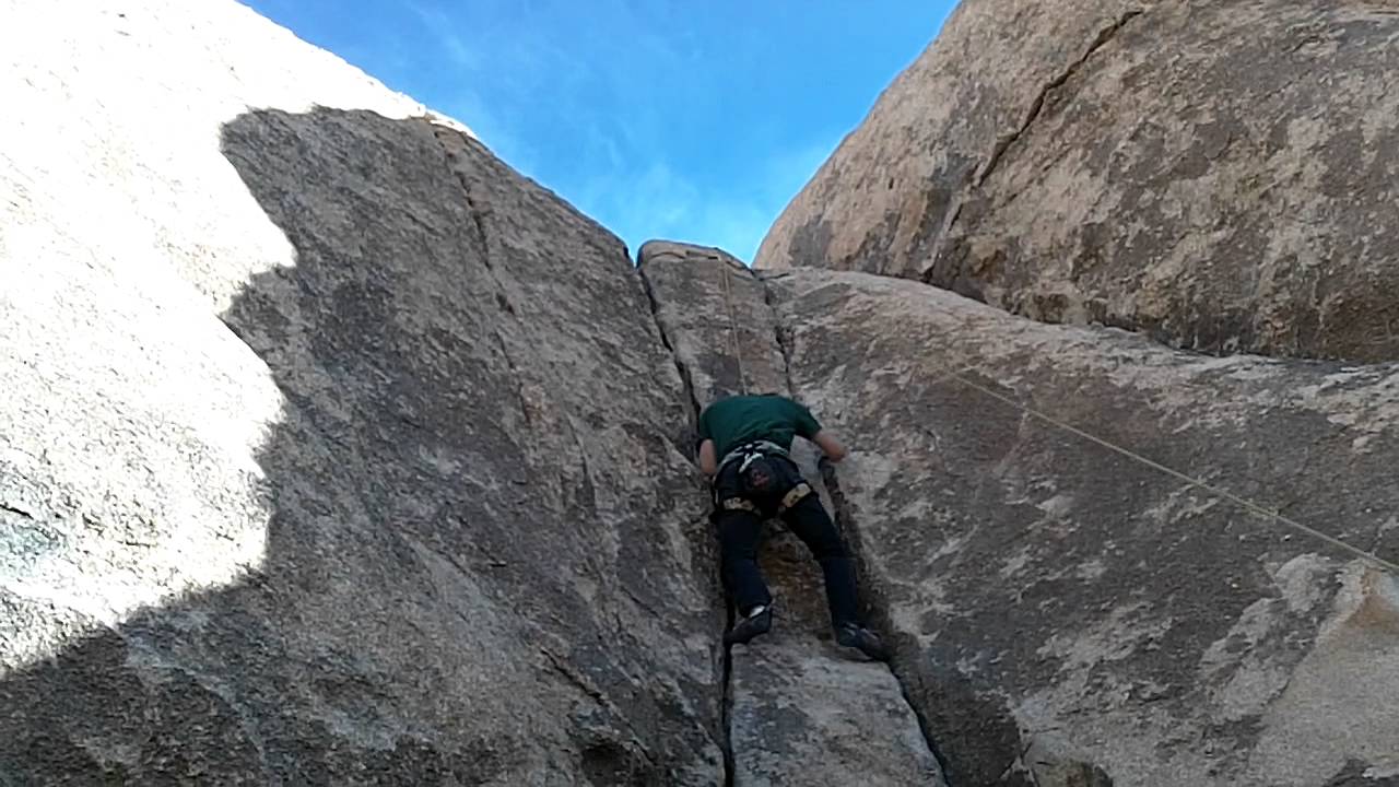 chris climbing "cranny" 5.8 joshua tree - YouTube