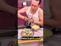يستيقظ من نومه يوميا بطريقة مميزة