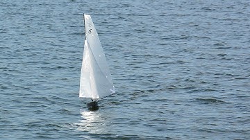 DragonForce 65 RC sailboat with Catsails A & short keel