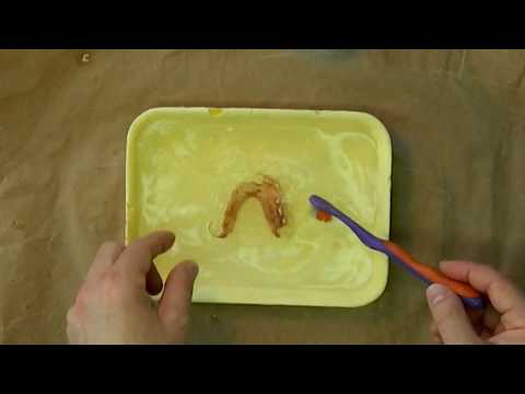 Как чистить зубные протезы из пластмассы