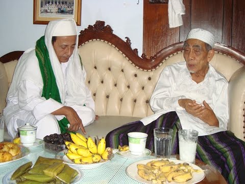 PENGAJIAN DI MAKAM {KUBURAN} OLEH KH MAIMUN ZUBAIR SARANG