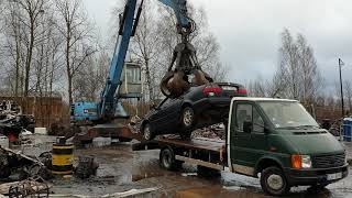 Среди чистых степей, под лавиной огня, конь каурый заржал - не губите меня...