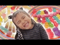 大好きなグミを食べて笑いがとまらないあさひ