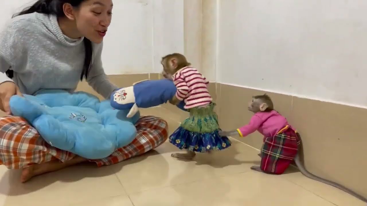 O0ps..! slowly koy & Jasmine walking in linee look like a grandma to mom