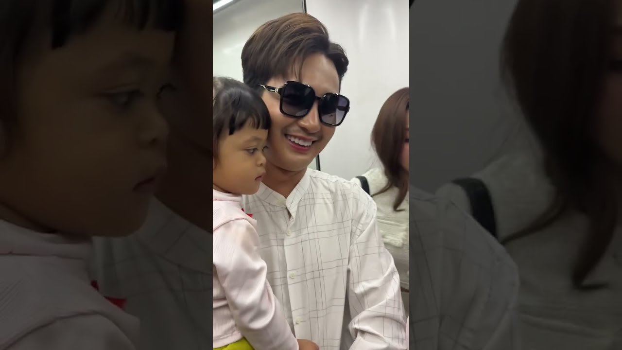 ถึงสตูดิโอแล้วครับ ตึกแกรมมี่วันนี้วุ่นเลย #น้องเพชรน้องพลอย #ลูกของแอนบอย