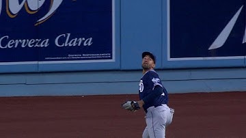 SD@LAD: Kemp chases fly ball to track to rob Ethier