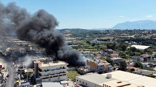 Ηράκλειο: Σε ύφεση η πυρκαγιά στην αποθήκη ξυλείας