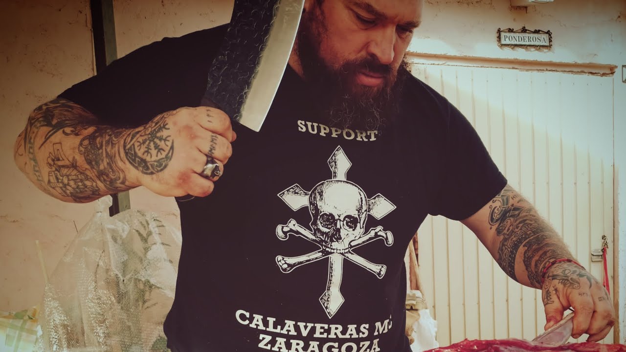 Deshuesando un jamón de jabalí.