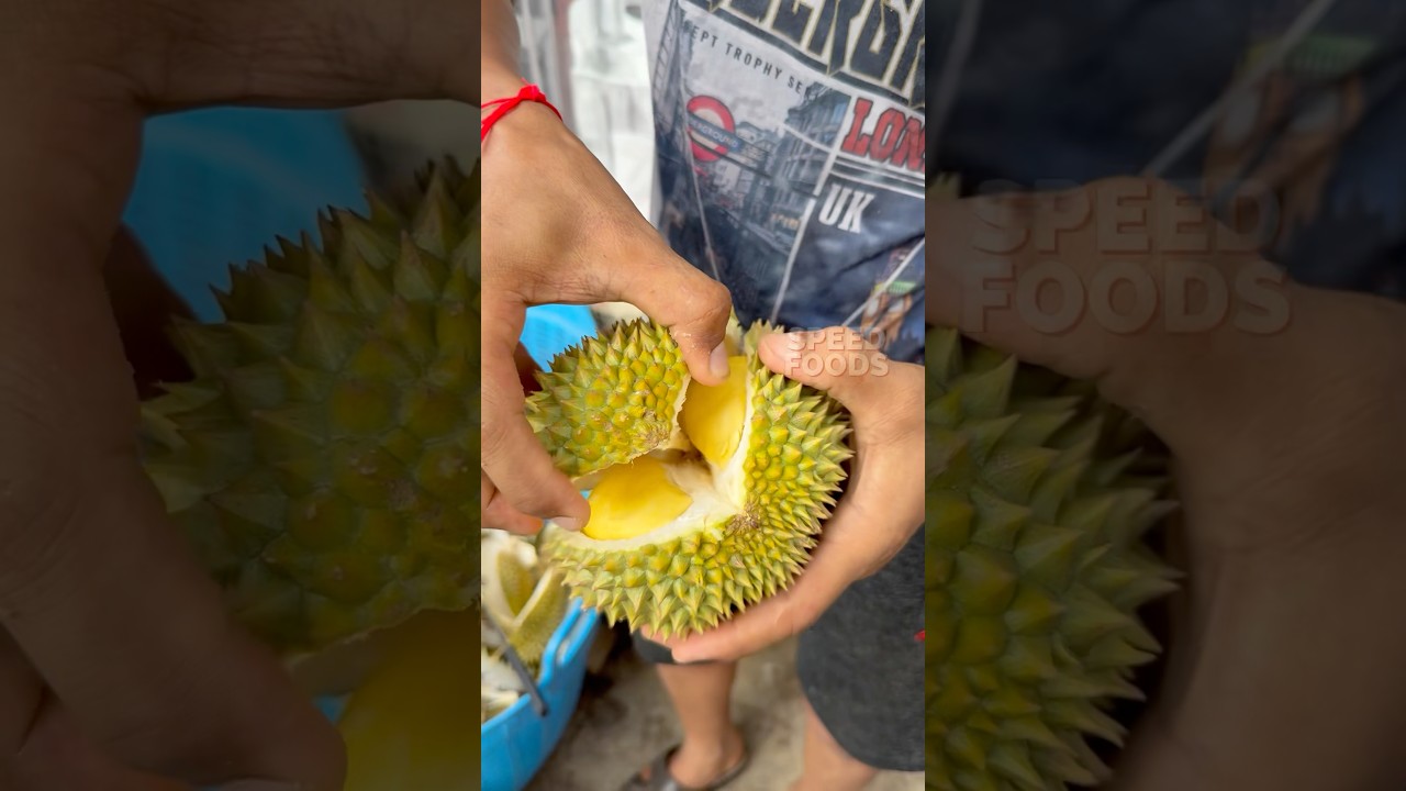 Durian peeling with bare hands, incredible skill in Thailand