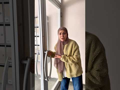 عفراء الغبية ماعرفت تفتح الباب شوفوا أدم ذكي شو عمل     