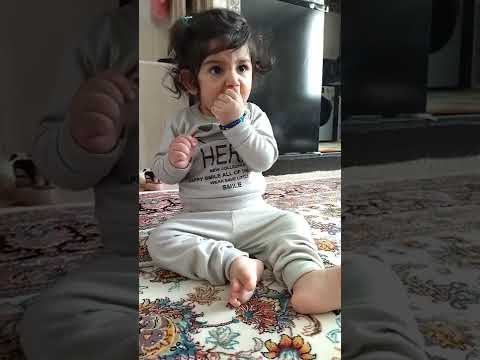 اراس خان درحال لذت بردن ازسیب 