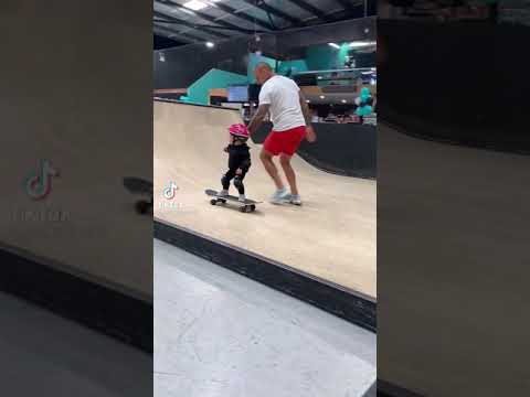 تزلج طفل صغير على الوح خطيررر