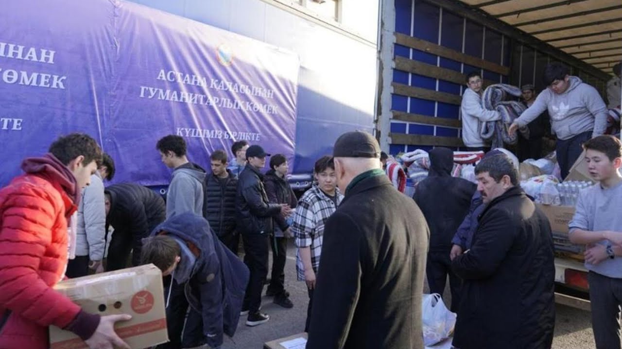 100 грузовиков с гуманитарной помощью прибыло пострадавшим от паводков в Казахстане