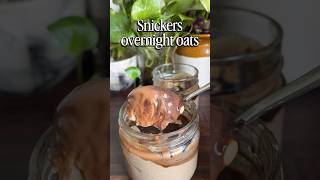 Snickers overnight oats/ easy high protein breakfast #oats #youtubeshorts #protein #recipe #shorts