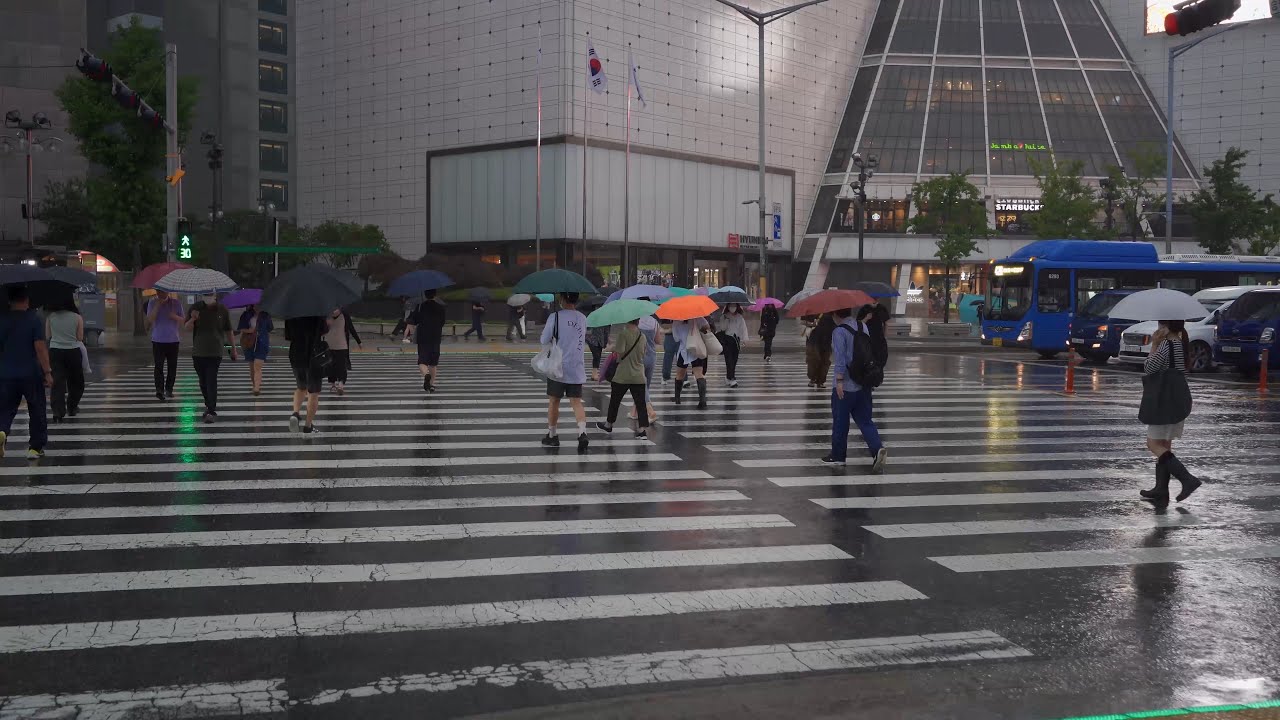 [4K Rain Walk in Seoul] 서울 동대문 패션거리에 소나기가 쏟아지네.