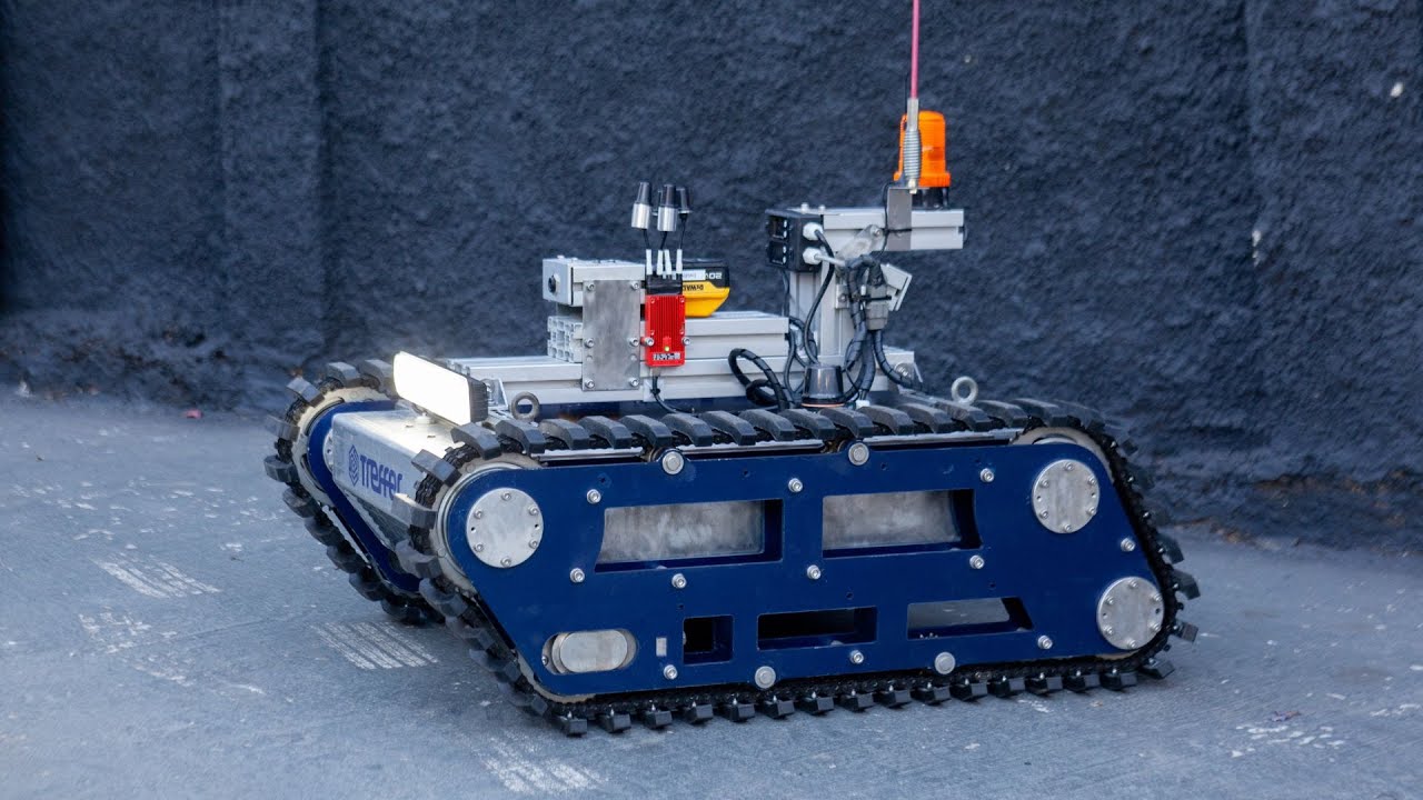 T Bot T-BOT em ação no SITECH Summit 2025 | Robô autônomo e operado ...