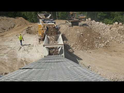 Metso ST 352 screener on tracks. Screening limestone on quarry