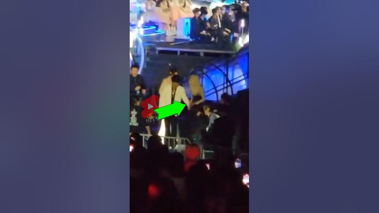 The way rosé holds Bruno Mars' hand !🥺 #mamaawards #rosé #brunomars The way rosé holds Bruno Mars' hand !🥺 #mamaawards #rosé #brunomars